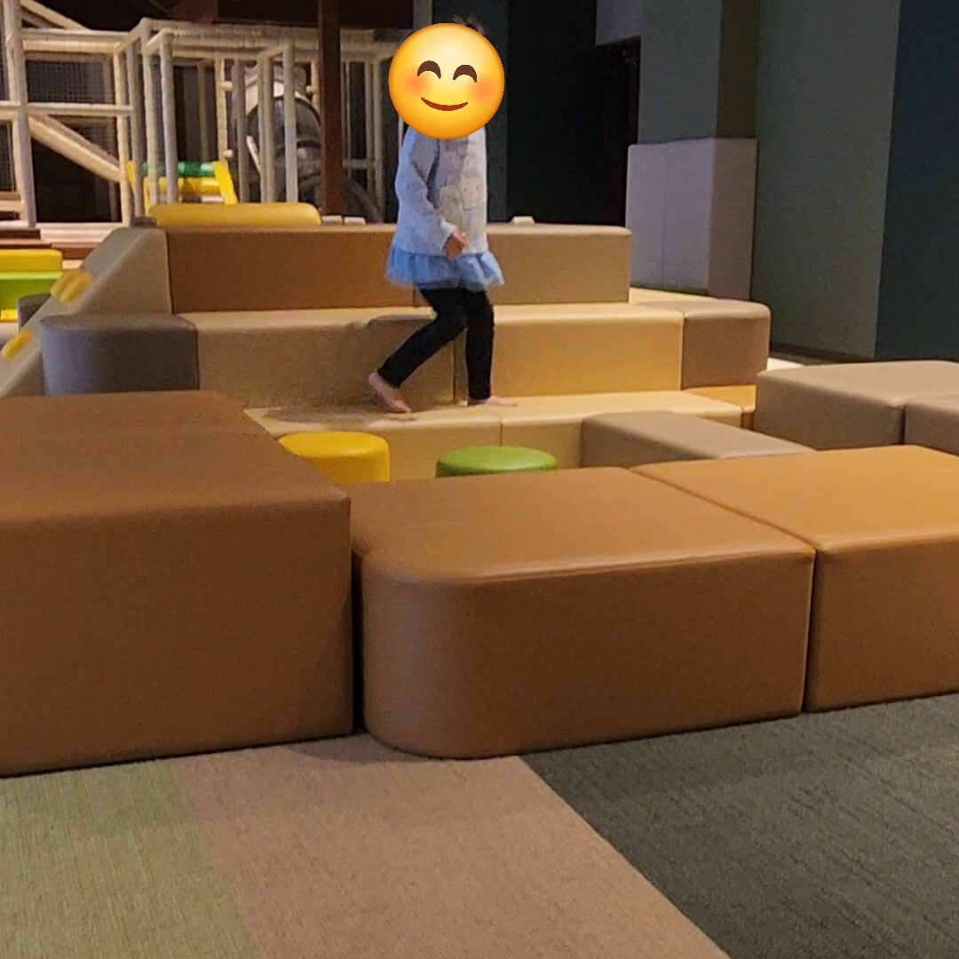 滑り台　キッズルーム　遊び場