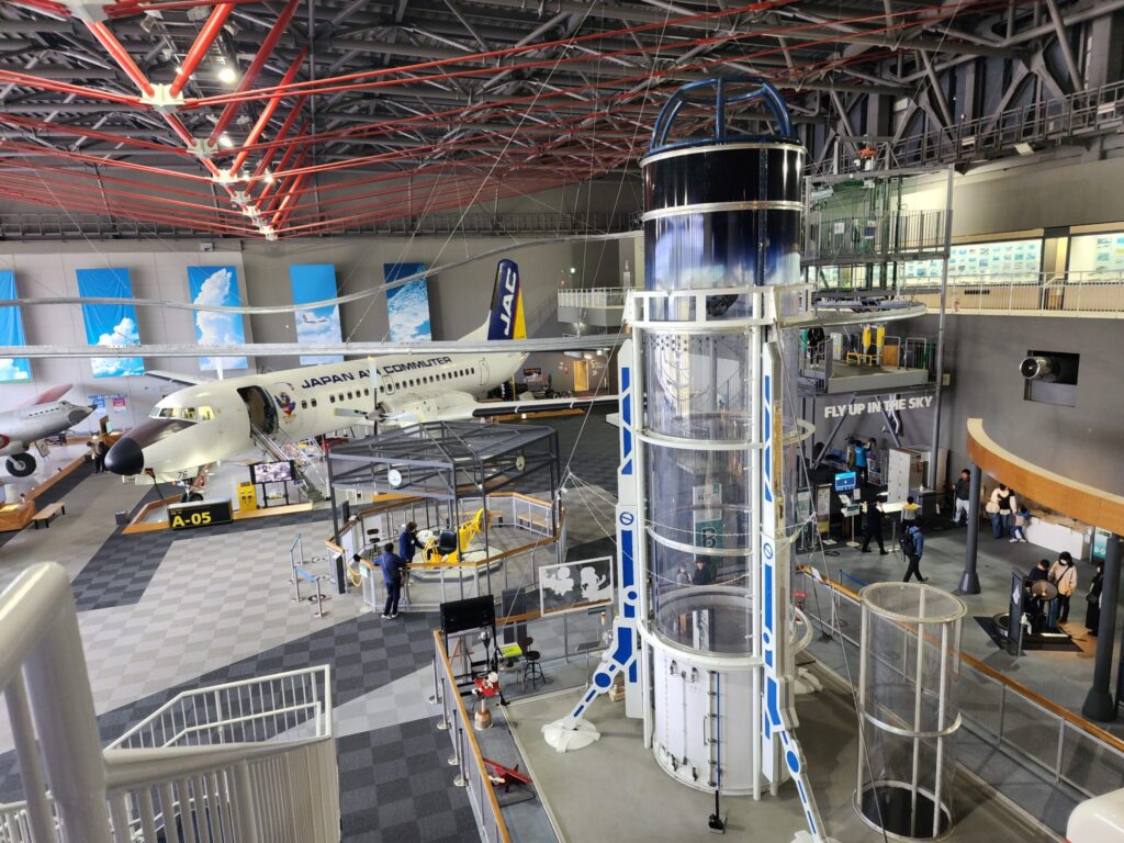 三沢航空科学館の館内全景