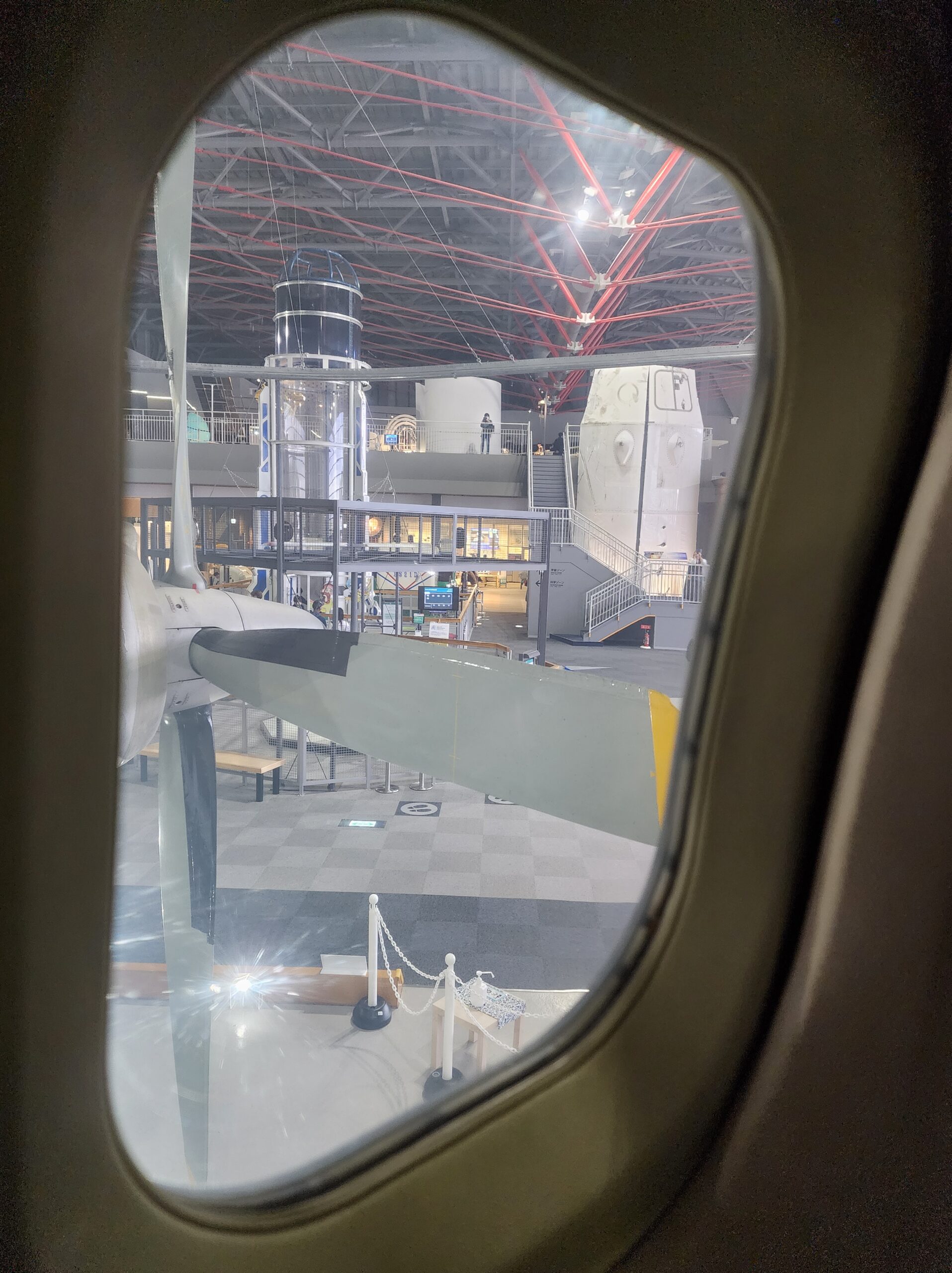 飛行機の丸窓から見た館内