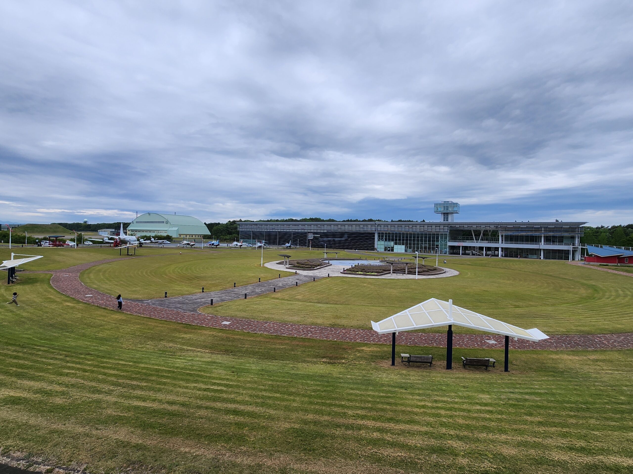 丘から見た三沢航空科学館全景と外置き機体