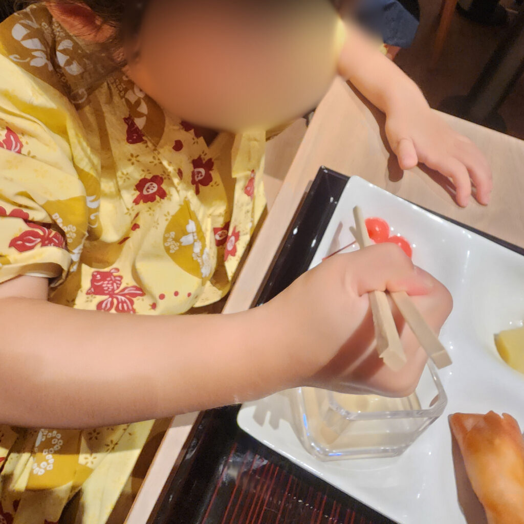 大江戸温泉物語Premium 仙台作並のバイキングで食事する子どもたち