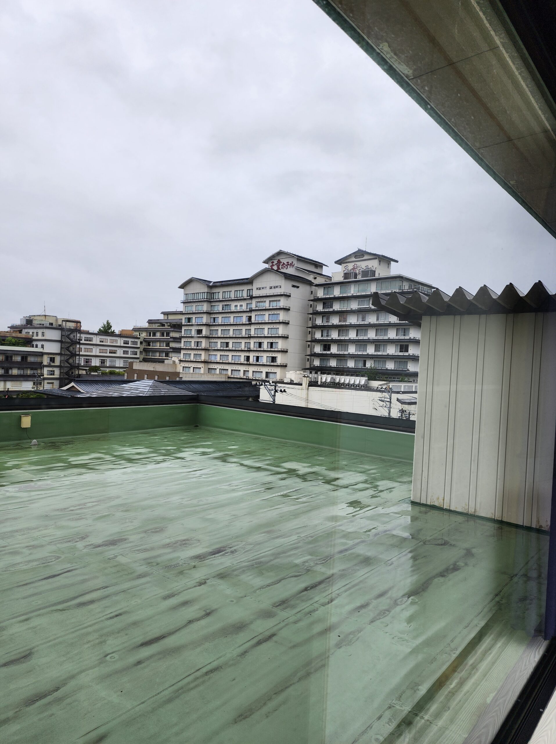 朝、客室から見えた天童温泉の街並み