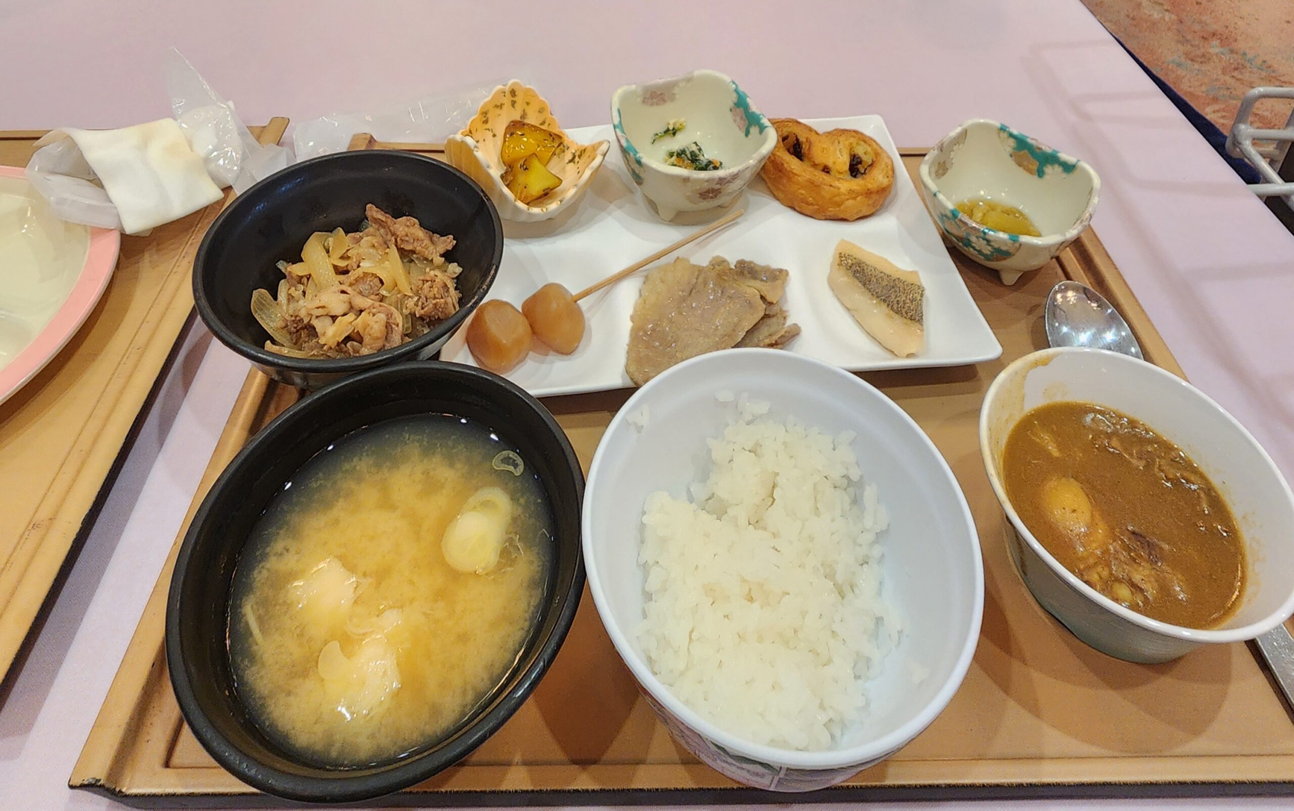朝食ビュッフェ。芋煮やオリジナル丼も