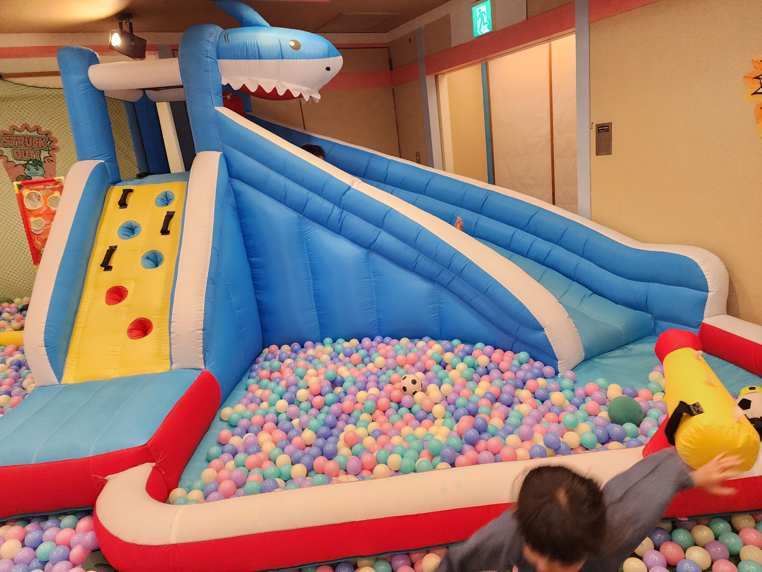 朝もボールプールで遊び放題