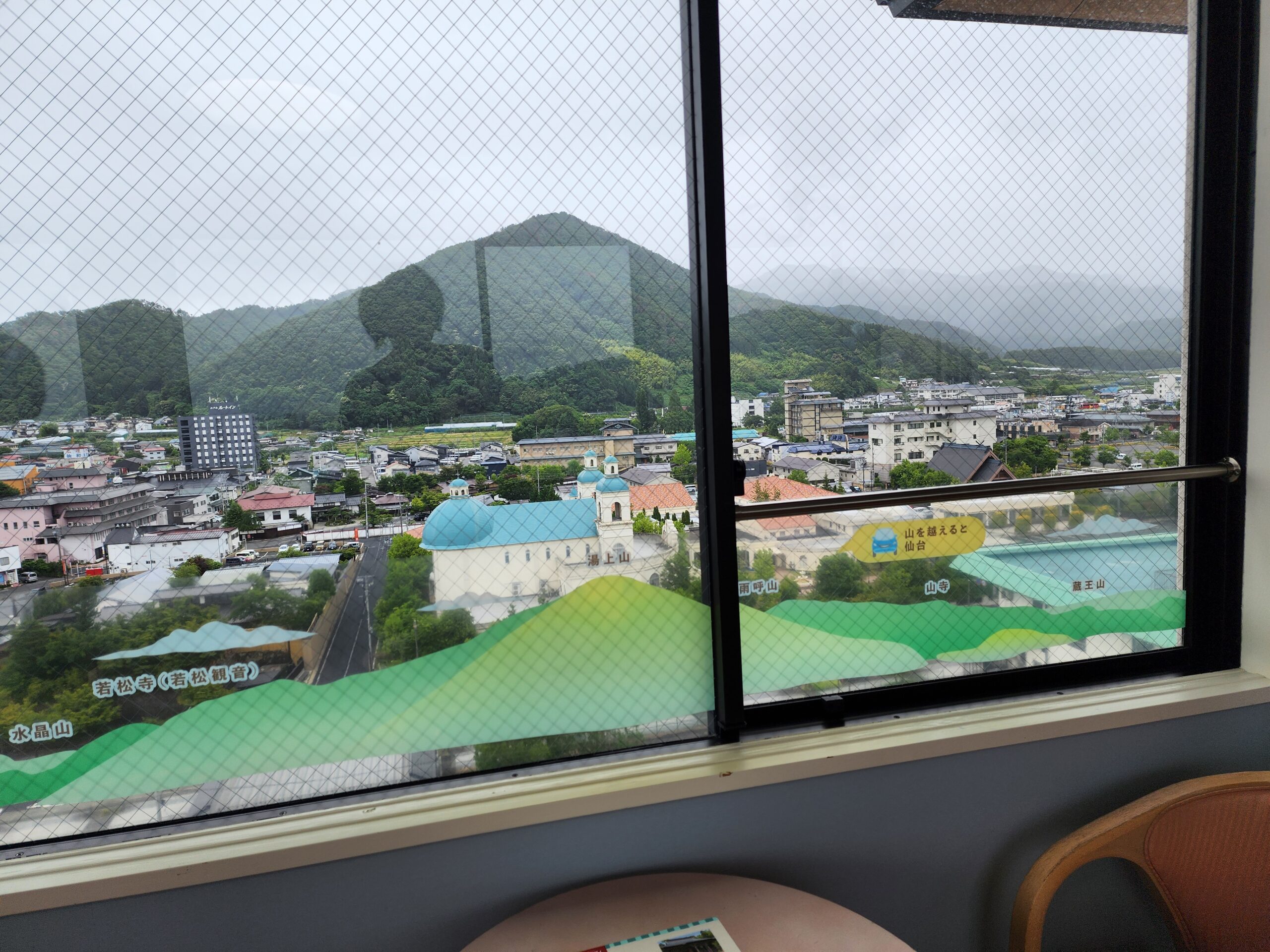窓の外には天童温泉の街並み