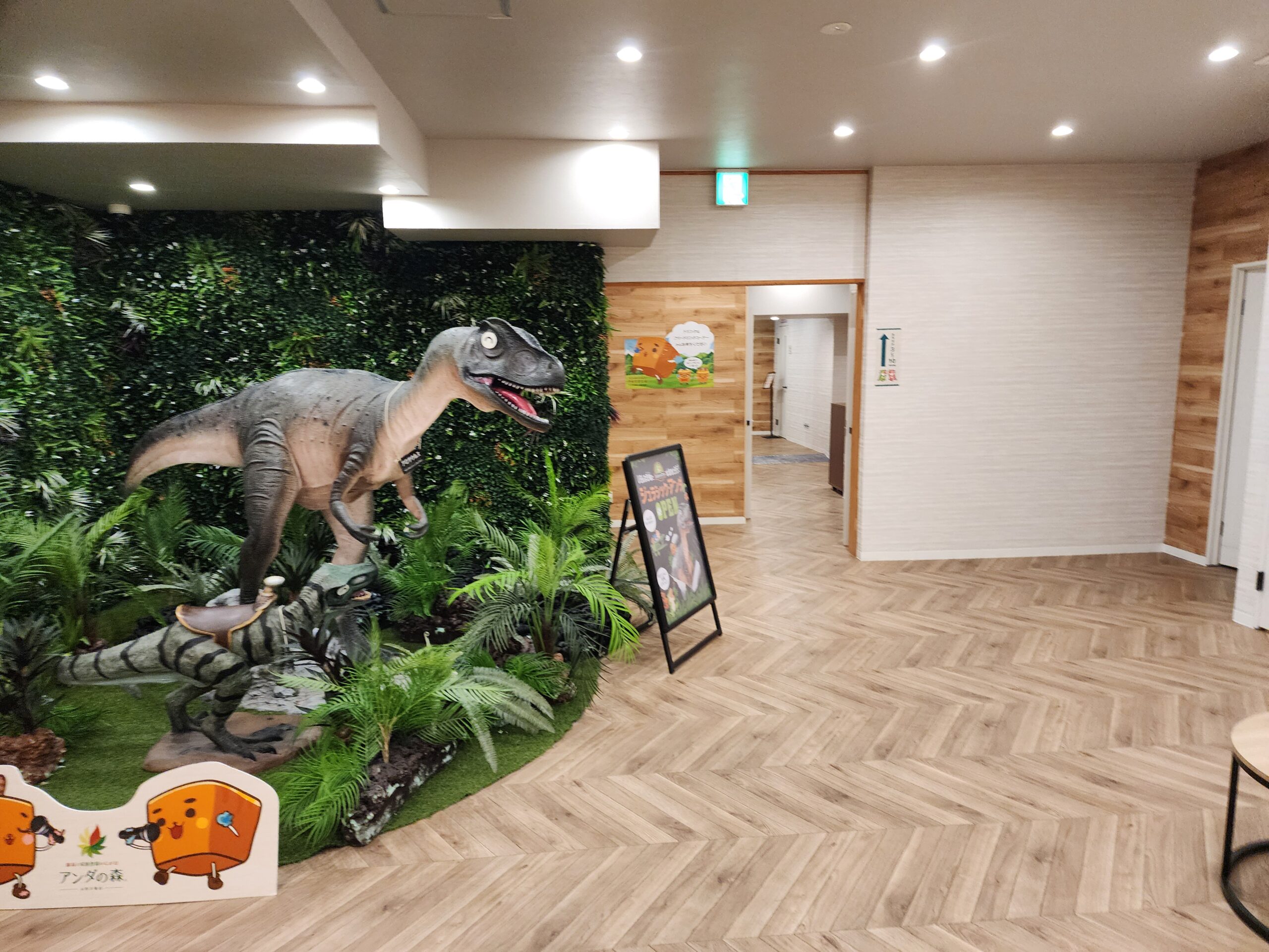 カラオケ入り口には迫力の巨大恐竜オブジェ🦕