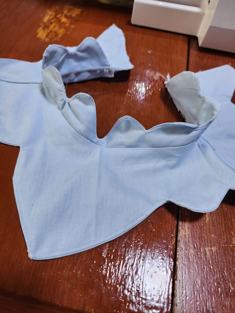 うす水色のシーチング生地で縫った首元のパーツ