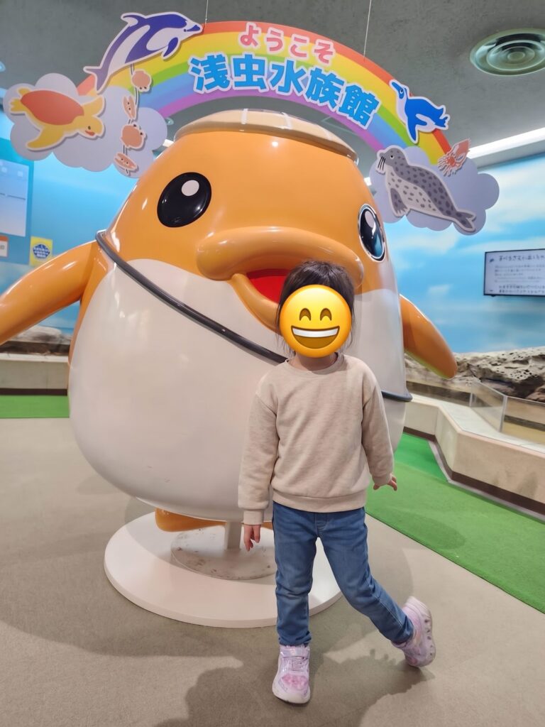 浅虫水族館のここるちゃんの像の前に立つ娘