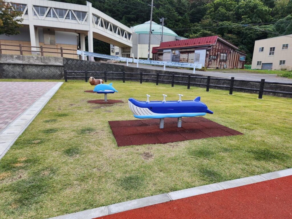 浅虫水族館の駐車場の一角にある小さな公園の全景
