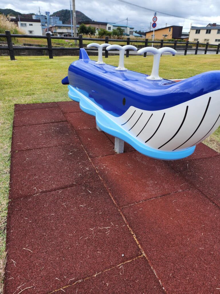 浅虫水族館の駐車場横の公園にあるクジラの遊具