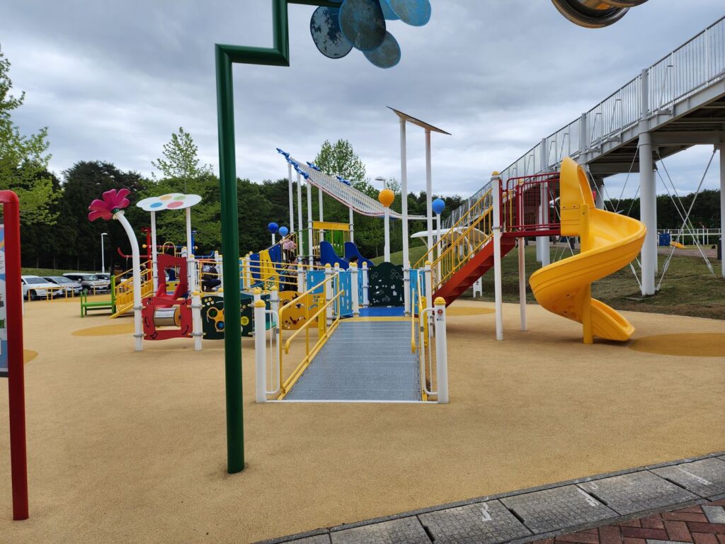 三沢市大空ひろばのインクルーシブ遊具（スロープ付きの大型遊具とすべり台）