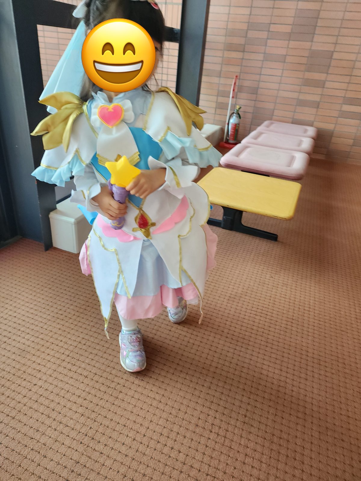ロビーでグッズ袋を持って（衣装姿）