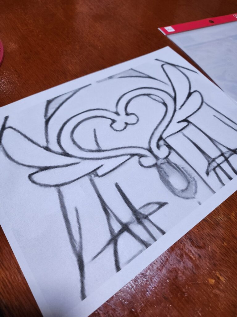 紙に鉛筆で描いた前髪飾りのデザイン