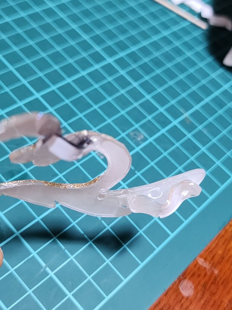 裏側にレジンで接着した装着用パーツ
