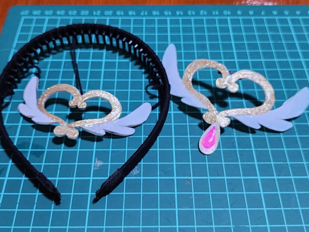 前回作った前髪飾り（左・しずくが外れた状態）と今回作り直した前髪飾り（右）
