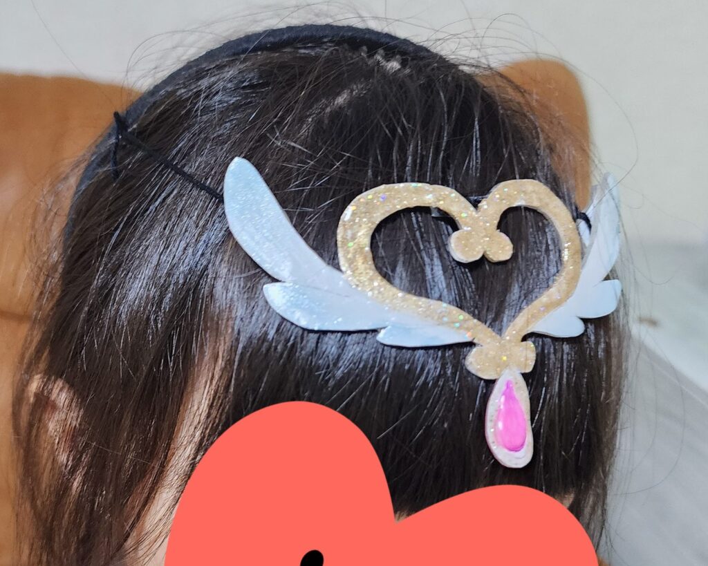 娘がキュアアルカナの前髪飾りをつけたところ