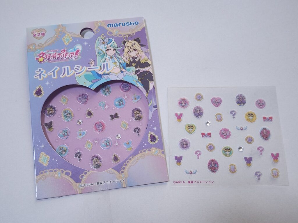 セリアで見つけたネイルシール。どちらもかわいくて購入しました💕